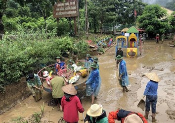 Sinh viên Trường Đại học Điện lực hỗ trợ bà con Suối Bàng khắc phục hậu quả sau mưa lũ, sạt lở