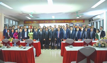 Thứ trưởng Bộ Công Thương Nguyễn Hoàng Long chúc mừng Trường Đại học Điện lực nhân dịp 20/11