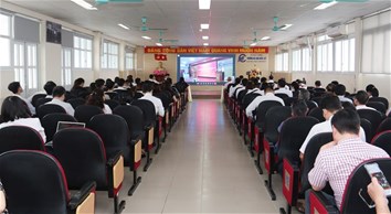 GS.TS Hoàng Chí Bảo nói chuyện về chuyên đề “Tư tưởng Hồ Chí Minh trong lĩnh vực giáo dục” với cán bộ, đảng viên, giảng  viên, sinh viên Trường Đại học Điện lực