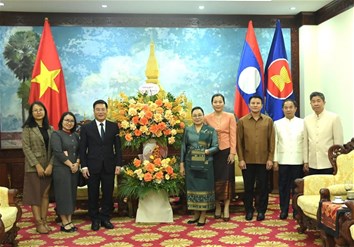 Trường Đại học Điện lực chúc mừng Tết cổ truyền Bunpimay Lào