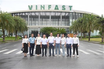 Trường Đại học Điện lực thăm và làm việc tại Nhà máy VinFast