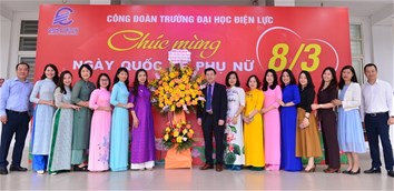 PGS.TS Đinh Văn Châu tặng hoa chúc mừng nữ viên chức, người lao động và nữ sinh Trường Đại học Điện lực nhân ngày 8/3