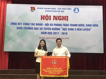 Đoàn Trường Đại học Điện Lực vinh dự được Thành Đoàn Hà Nội trao tặng Cờ thi đua cho đơn vị có thành tích xuất sắc năm học 2017 – 2018