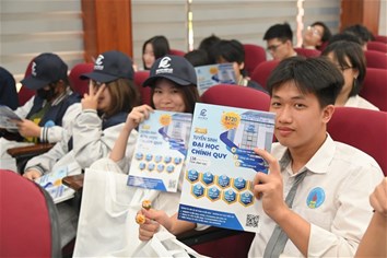 Sôi nổi tư vấn tuyển sinh cho học sinh lớp 12 Trường Cao đẳng Kinh tế Kỹ thuật Thương mại