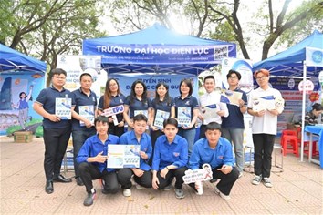 Đông đảo học sinh tham gia chương trình tư vấn, hướng nghiệp tại gian hàng EPU