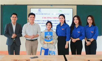 Đoàn công tác Trường Đại học Điện lực trao hỗ trợ cho em Thào Thị Nhè