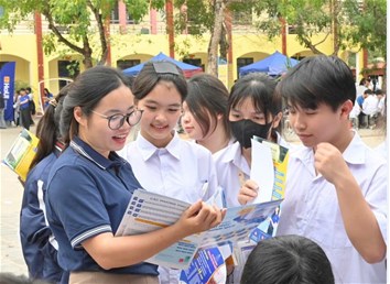 Ấn tượng gian hàng tư vấn tuyển sinh của EPU tại Trường THPT Hàm Long và Trường THPT Yên Thế