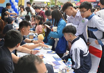 Thu hút đông đảo học sinh và phụ huynh tại gian hàng EPU