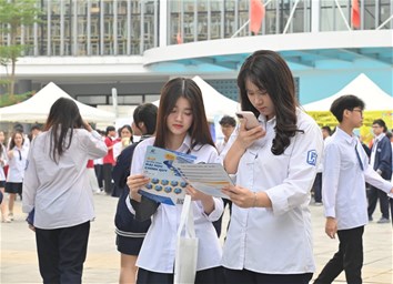 Không khí sôi nổi tại buổi tư vấn tuyển sinh của Trường Đại học Điện lực tại THPT Tây Hồ