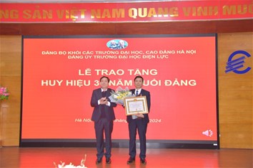 Trao Huy hiệu 30 năm tuổi Đảng cho đồng chí Nguyễn Văn Thiện