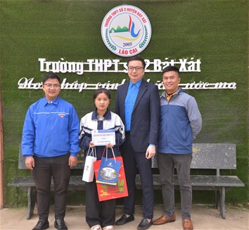 Tết ấm áp, chia sẻ yêu thương đến em Thào Thị Nhè