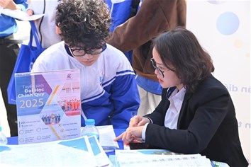 Đông đảo học sinh, phụ huynh quan tâm tới gian hàng tuyển sinh EPU
