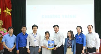 Trao kinh phí hỗ trợ cho em Thào Thị Nhè -  học sinh lớp 11A4, Trường Trung học phổ thông số 2 Bát Xát