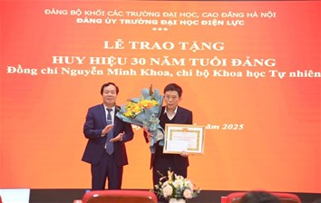 Lễ trao tặng Huy hiệu 30 năm tuổi Đảng cho đồng chí Nguyễn Minh Khoa