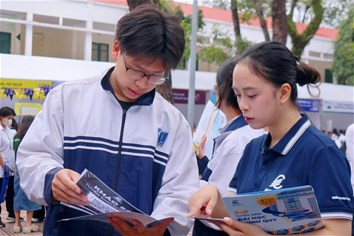 Trường Đại học Điện lực đồng hành cùng học sinh THPT Nguyễn Thị Minh Khai tại Ngày hội tư vấn tuyển sinh