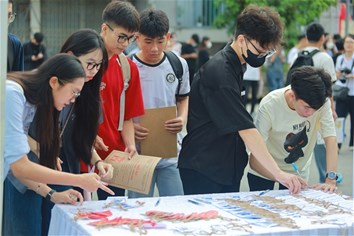Rộn ràng đón tân sinh viên khóa D20 nhập học