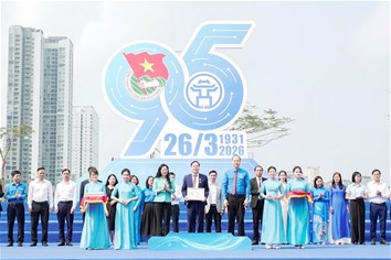 NGƯT.PGS.TS Vũ Đình Ngọ – Bí thư Đảng ủy; PGS.TS Đinh Văn Châu – Hiệu trưởng vinh dự đón nhận Kỷ niệm chương “Vì thế hệ trẻ” của Trung ương Đoàn