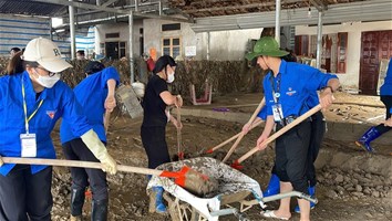 Tuổi trẻ Trường Đại học Điện lực hỗ trợ người dân vùng lũ