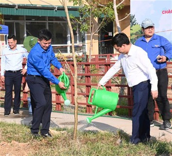 Trồng cây vì môi trường giáo dục “Xanh - Sạch - Đẹp”