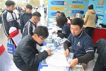 Gian tư vấn của EPU tại Phú Thọ thu hút đông đảo học sinh và phụ huynh