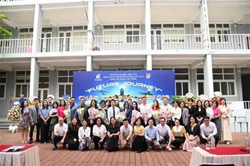 Chương trình Chào tân sinh viên D19 “Hành trình kinh doanh toàn cầu” của Khối Kinh tế