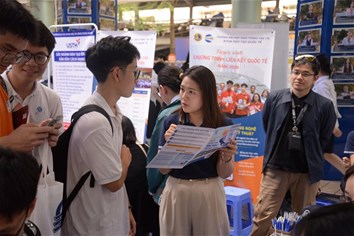 Đồng hành cùng học sinh THPT Nguyễn Tất Thành định hướng tương lai