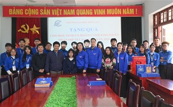 "Xuân ấm áp – Tết sẻ chia" tới em Thào Thị Nhè, học sinh lớp 12A4, Trường THPT số 2 Bát Xát (tỉnh Lào Cai)