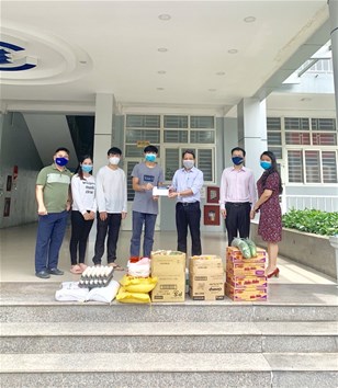 Hỗ trợ nhu yếu phẩm giúp lưu học sinh Lào đối phó với dịch bệnh Covid-19